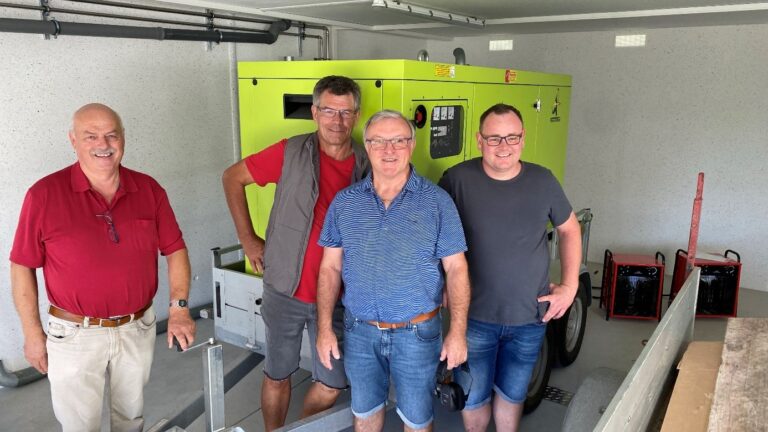 Mobiles Notstromaggregat in der Doppelgarage – Von links: Verbandsvorsitzender Bürgermeister Rieger, Wassermeister Liebhart, Betz und Neubrandt